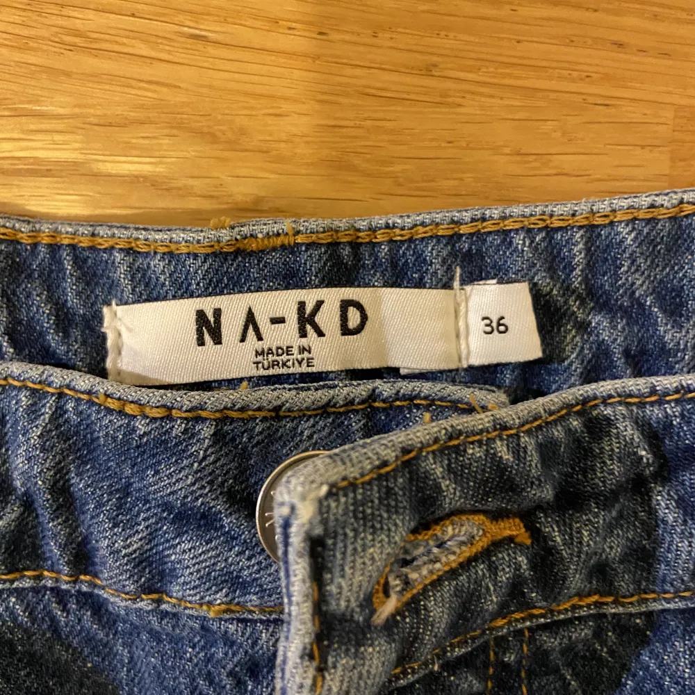 Oanvända jeans från nakd med låg midja och vida ben. St 36. Passar längd 165 och längre. Pris: 200 kr. Jeans & Byxor.