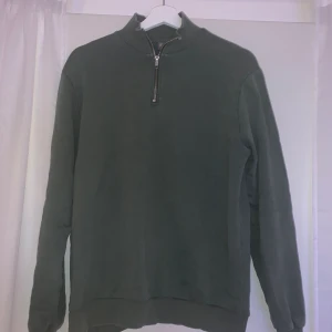 Tröja, quarter-zip  - Ribbad krage. Storlek S.