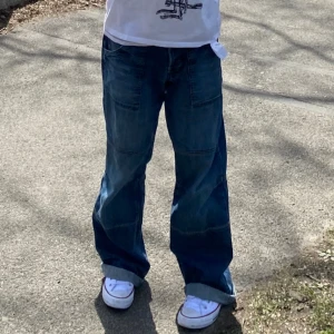 Baggy jeans - Snygga, blå baggy jeans som faller perfekt. Välanvända så har slitage längst ner. Skriv gärna om ni har några frågor💙