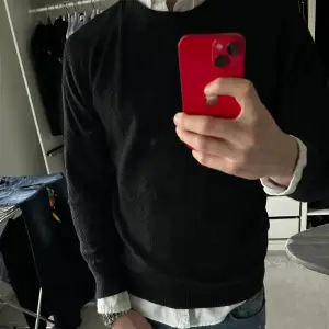 En snygg Massimo dutti tröjan som passar bra under shorta eller ännu bättre till piké. Stickad svart skön tröja i storlek M