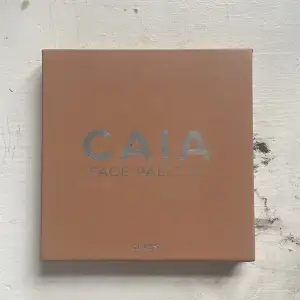 Säljer min caia palette nu som är inköptes för 445 kronor. Använd ett få par gånger, väldigt mycket produkt kvar. Plastskiktet över spegeln är också kvar 💘