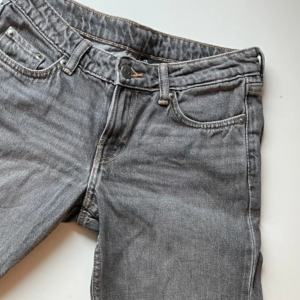 Jättefina gråa jeans! Dom är straight men lite Boutcut! Har använt mycket män ändå bra skick inga hål eller så!. Jeans & Byxor.
