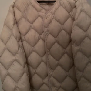 Jacka - Säljer beige jacka från uniqlo. Köptes för 900 kan tänka mig sälja för 250🫶🏼lite smutsig men aldrig försökt tvätta bort de så kanske går att få bort