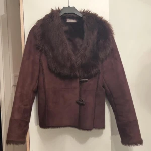 Vintage mockajacka - Så söt vintage mocka jacka i fusk päls som tyvärr inte kommer till använding. Perfekt nu till hösten! Storlek 38/M. 