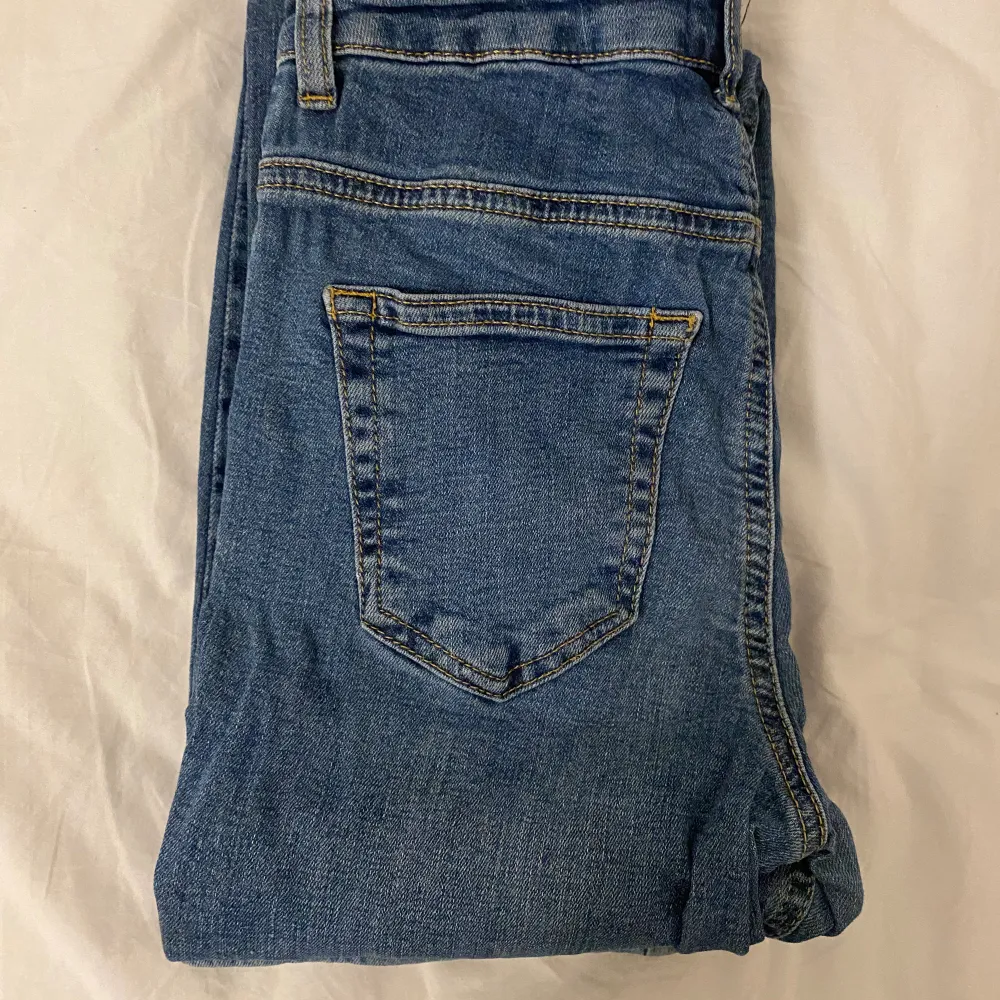  Ett par blå snygga jeans i bra skick och för billigt pris.original pris från butiken är 650kr.. Jeans & Byxor.