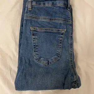  Ett par blå snygga jeans i bra skick och för billigt pris.original pris från butiken är 650kr.