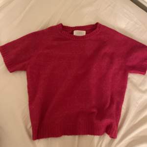 Säljer denna rosa kortärmadestickade tröja i storlek 164 från zara den är i ett bra sick kp för mer frågor