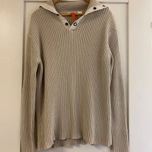 Ribbstickad tröja L - Ribbstickad tröja stl L. Fint skick. Inga hål eller fläckar. 🌸 Vi tvättar parfymfritt, röker INTE men katt finns i hemmet sedan några veckor tillbaka.