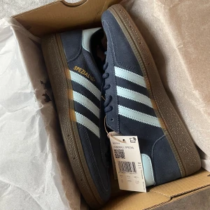 Adidas spezial navy - Så så coola skor! Använda några gånger men de är lite för stora för mig så därav säljer jag💙