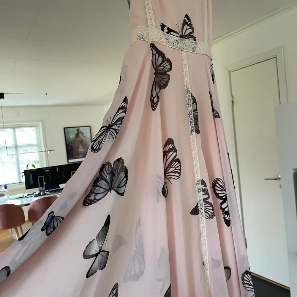 Ida Sjöstedt - underbar rosa festklänning med fjärilar, storlek 38. Använd en gång och tvättad efter det. Jättefint skick! De två sista bilderna är lånade, för att visa hur klänningen ser ut på.. Klänningar.