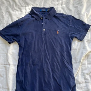Ralph lauren piké  - Mörkblå polo Ralph lauren piké. Skitsnygg 