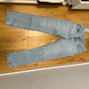 Tyvärr blivit för små så får sälja dessa Levis jeans. Tror det är modellen 501.