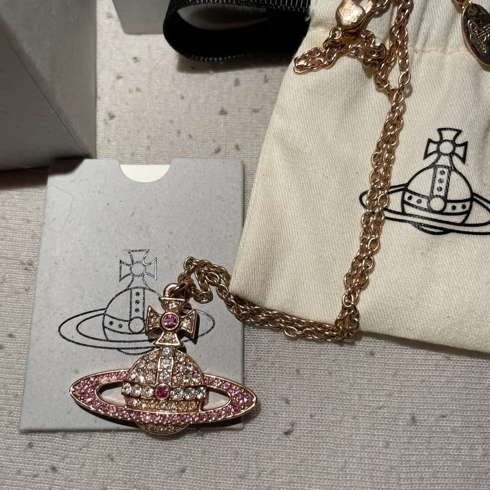 Säljer mitt Vivienne Westwood halsband i roséguld, sparsamt använd. . Accessoarer.