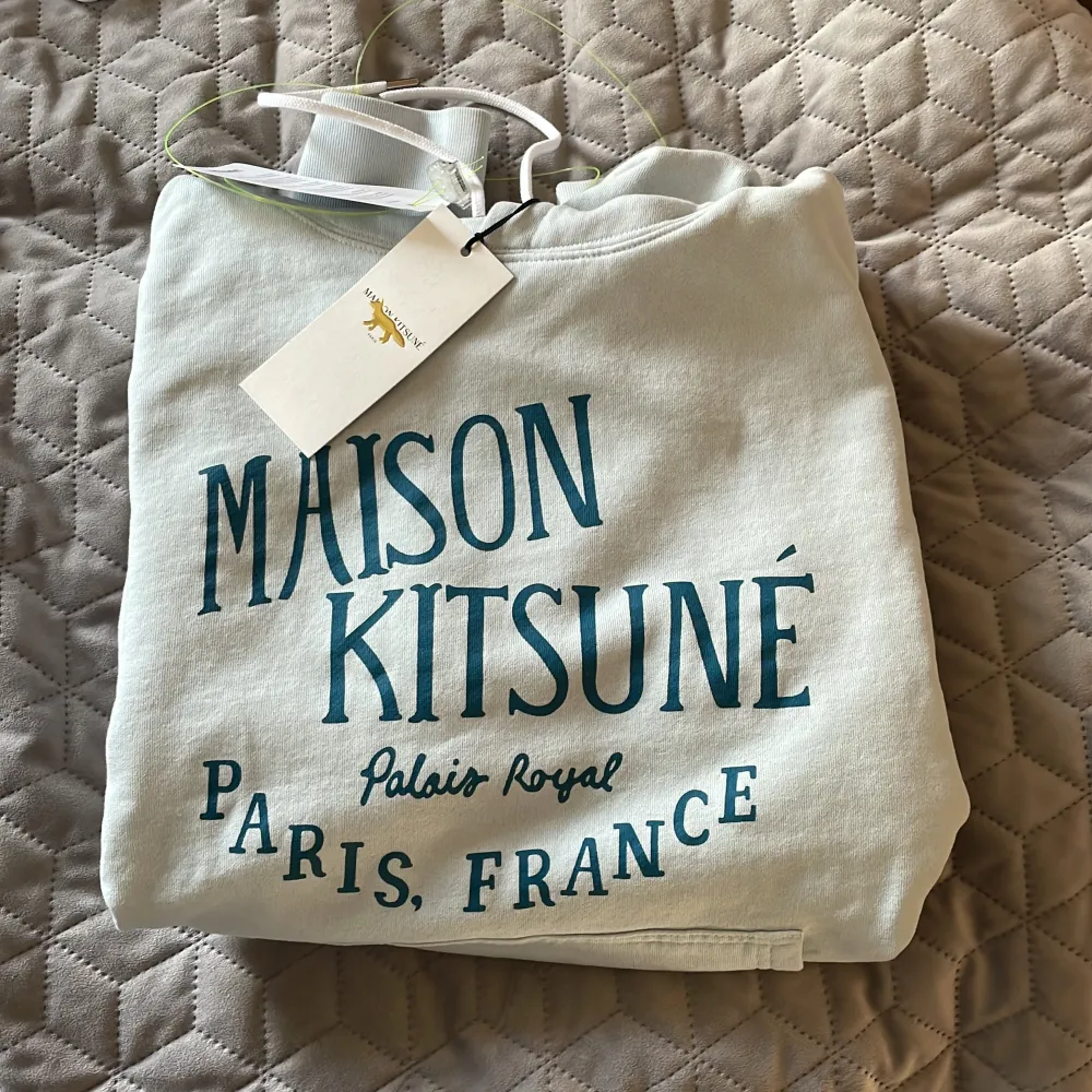 Sprillans ny Maison Kitsuné hoodie, tags kvar och allt. . Hoodies.