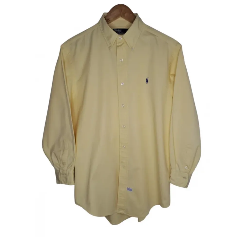En gul cotton skjorta från ralph lauren i storlek M passar perfekt till våren/sommaren, 9/10 tillstånd knappt använd. Skjortor.