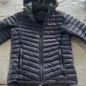 Peak performance jacka - Hej! Jag säljer en peak performance jacka i storlek 160, fint skick men har lagats på baksidan (bild 3). Hör av er om ni har frågor!