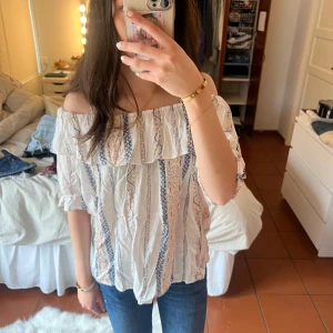 off shoulder tröja - off shoulder tröja som är köpt second hand. aldrig använd av mig. står ej storlek men skulle säga S. fler frågor i dm💕