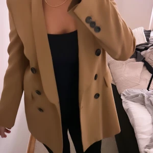 Kavaj - Säljer denna bruna kavajen från zara. 