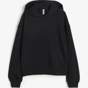 Hoodie - Svart hoodie från HM i bra skick, alla pengar går till doneringar till palestina!💗