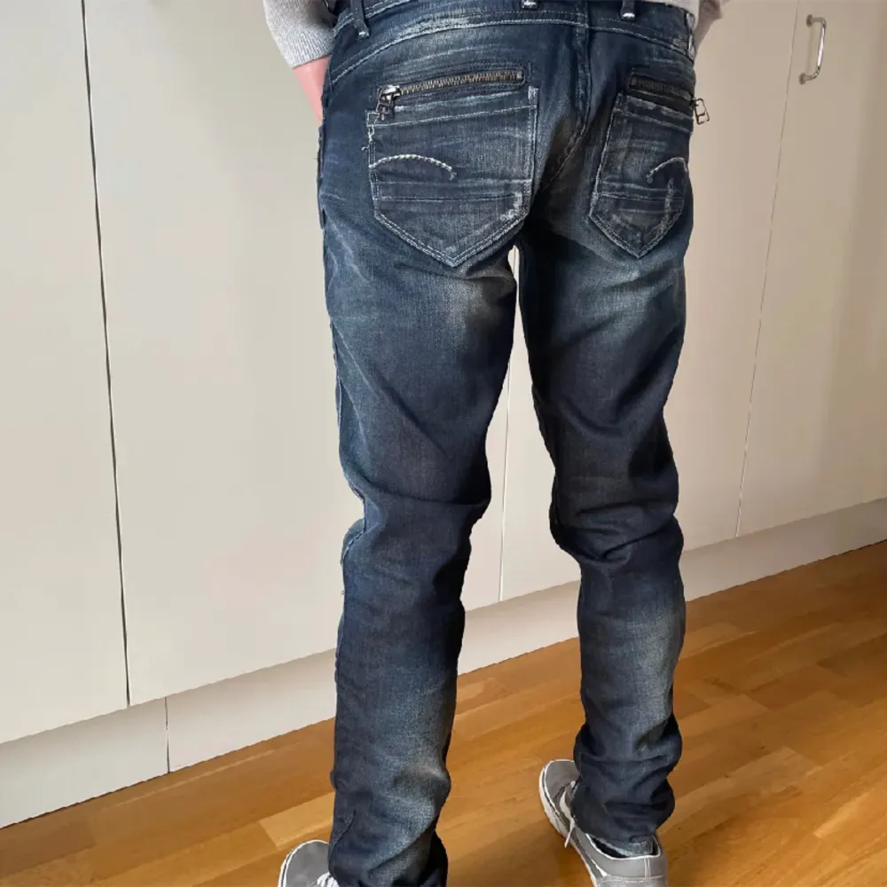 Ett par G-star jeans som är riktigt snygga och bra omhändertagna:) Som nu säljs för bara 400kr!!. Jeans & Byxor.