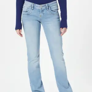 Säljer dessa eftertraktade ltb jeans som är helt slutsålda. Storlek 27/32 men passar mig som har XS/S i ltb. Säljer då jag har samma modell i en liknande färg, modellen bär också 27/32. Köp direkt för 590!💕💕