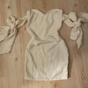 Klänning - Jättesnygg vit klänning, lite genomskinlig men syns inte om du har hudfärgade underkläder, kan diskutera pris, har alldrig använt eftersom den är för kort på mig och gick inte att lämna tillbaka för tapp bort kvittot från zara!❣️❣️