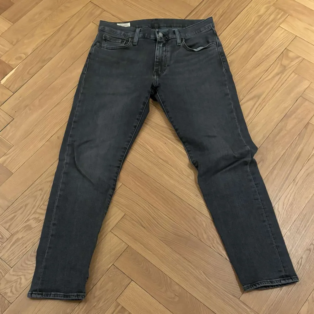 Mycket härligt Levis jeans som inte har några hål, skador mm. Levis w30 L 30 slim fit. Jeans & Byxor.