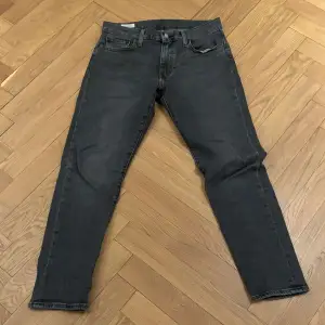 Mycket härligt Levis jeans som inte har några hål, skador mm. Levis w30 L 30 slim fit