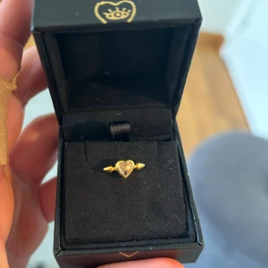 Maria Nilsdotter  - Maria Nilsdotter örhänge. Nyskick. Kan mötas upp i Göteborg . Nypris:1895kr Använder inte köp nu då jag inte har bank id för tilfället. Pris kan diskuteras 💕