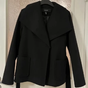 Kappa från Veromoda😍 - Är i storleken xs, men skulle säga att den passar storlekar uppåt också. Har bara blivit använd 1 gång tidigare och jag själv har inte använt den utan säljer vidare då jag köpte den i Plick (lånade bilder) ❤️ skriv privat för mer bilder osv!