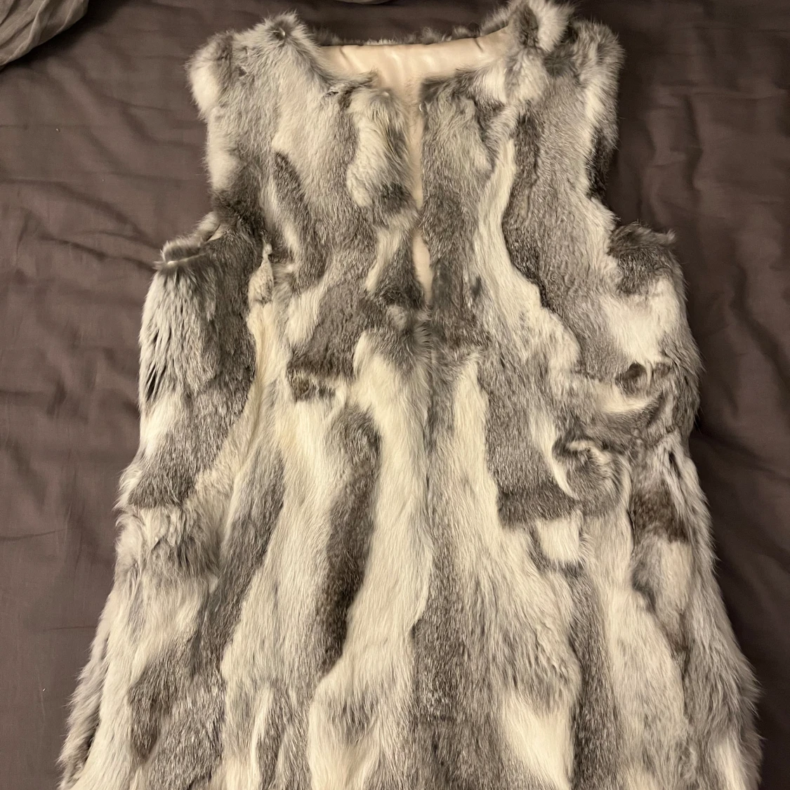 Vit/grå äkta pälsväst