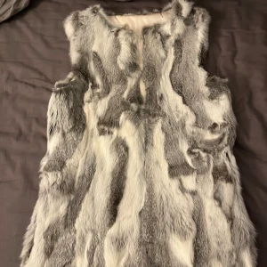 Vit/grå äkta pälsväst - Nyskick, det går att knäppa den i fram. Super mjuk. 