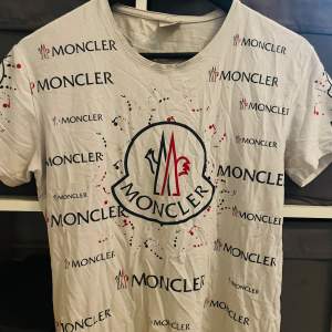 Moncler t shirt strl M, köpt för ca 2000