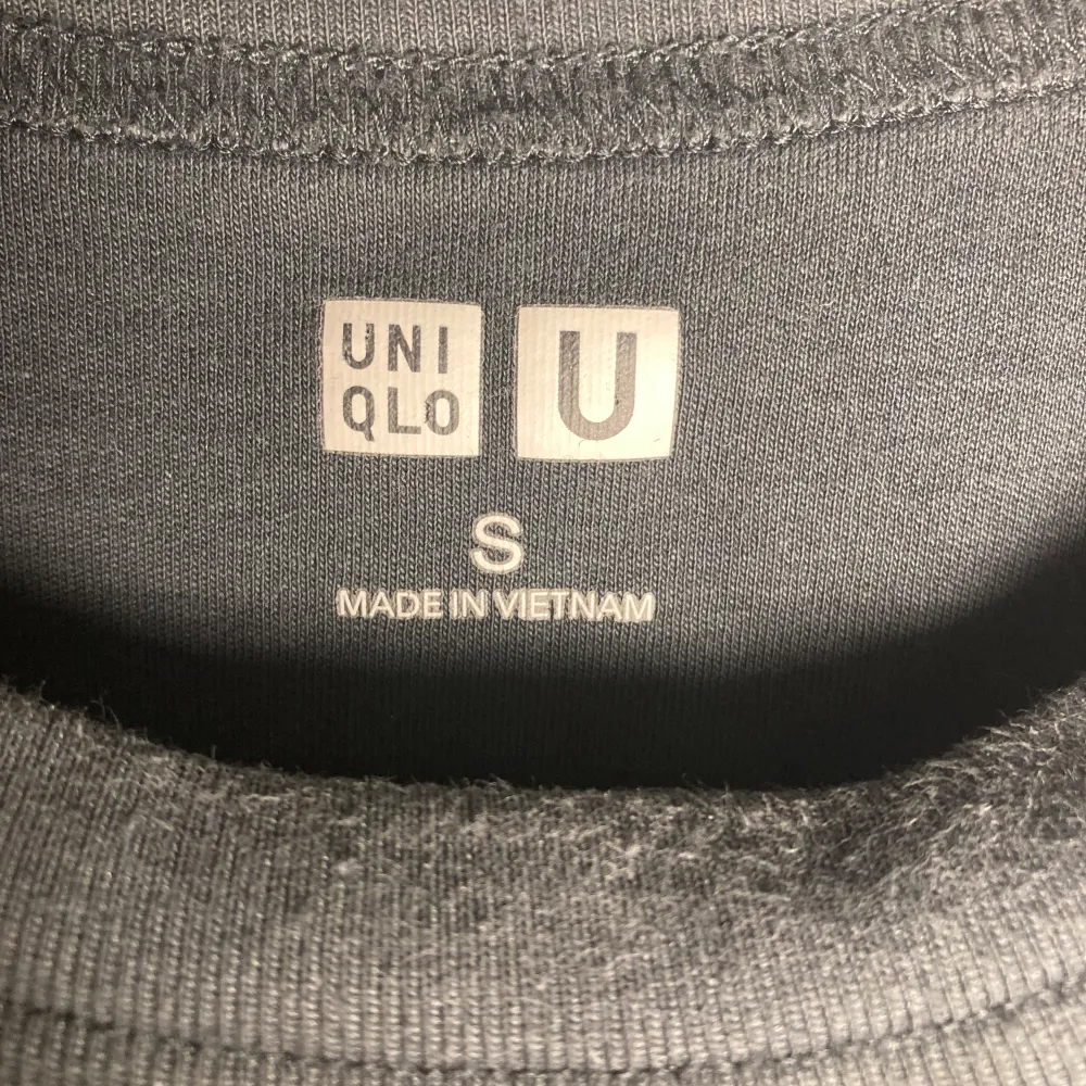 Jag säljer denna jättefina blå/gråa tröjan ifrån Uniqlo! Tröjan är perfekt till sommaren och är i jättebra skick, använd 1-2 gånger! Kontakta privat vid frågor etc! 💞. T-shirts.