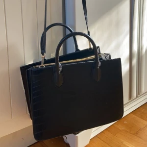 Väska  - Jättefin väska från H&M, medel stor rymmer mycket 