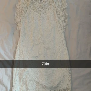 Klänningar  - Bra skick skriv ifall ni har frågor❤️ För alla 100kr annars gäller priset på bilden 😘