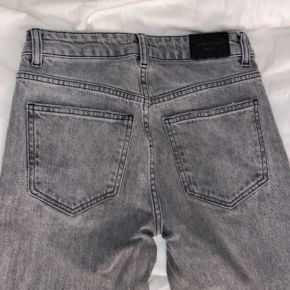 Snygga gråa Bootcut jeans från Gina Tricot, köpte jeansen förra året, ofta använda men i toppen skick👍Kontakta mig för fler bilder och information💕(köparen står för frakten). Jeans & Byxor.