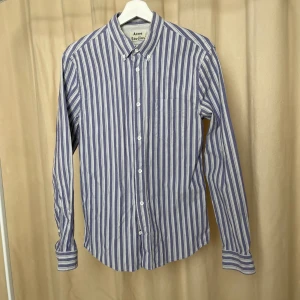 Acne skjorta - Jättefin acneskjorta som tyvärr är för liten :( Slim fit