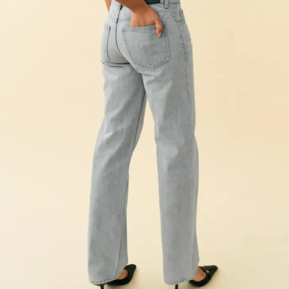 Säljer dessa gråa jeans från gina tricot💕 Skriv för fler bilder. Jeans & Byxor.