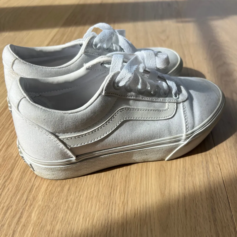 Vita sneakers från vans som endast används några få gånger💖 Hör av vid frågor eller fler bilder💕. Skor.