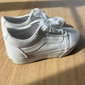 Vita sneakers från vans som ändats används några få gånger💖 Hör av vid frågor eller fler bilder💕