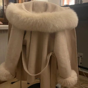 Äkta pälskappa feminina of Sweden  - Äkta pälskappa säljes i storlek m för 200. Org pris 3999 från feminina of Sweden. Säljs då det inte är min stil längre. Kan mötas eller fraktas men står ej för poststrul hör gärna av er vid intresse 