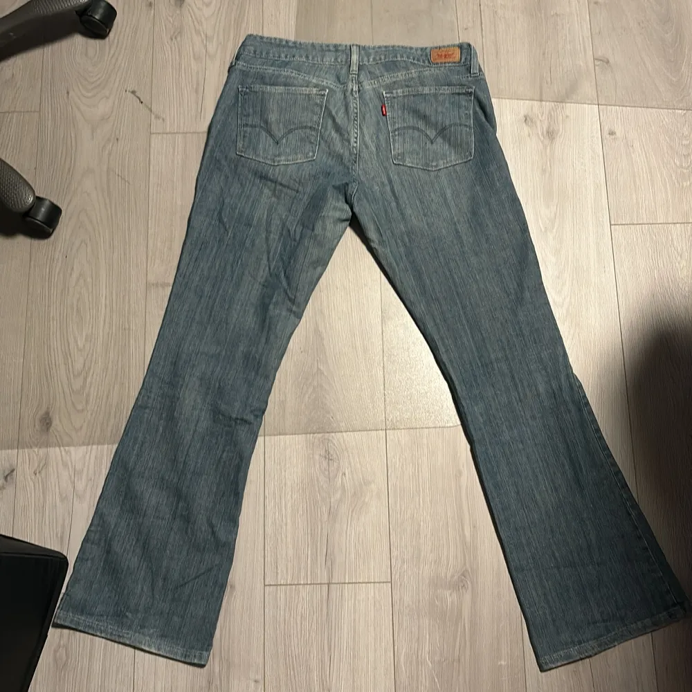 tja säljer nu mina galna levis vintage jeans modellen är 553 och de har galen bootcut som stackar på skorna. de har inga synliga skador midjan är 41 cm och längden är 100 cm. Jeans & Byxor.