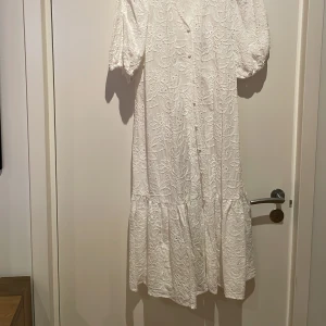 Vit spetsklänning från Zara perfekt till sommaren. - Normal i storleken och aldrig använd, mycket fin spets i tyget och puffärmar samt volang nedtill.