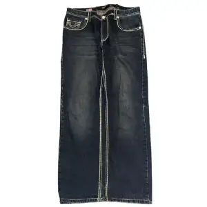 Baggy jeans ifrån true religion i modellen Joey super T. Benöppning 22cm. Storlek 38x34🦇🦇