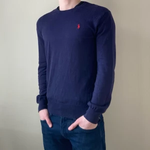Ralph Lauren tröja - Ralph Lauren tröja|storlek:S|bra skick|nypris ca:2000kr vårt pris:399kr|modellen på bilden är 180cm| hör gärna av er vid funderingar, Mvh