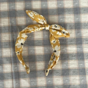 Diadem med blommor💐 - Rosetten är böjbar! Använt några gånger❤️ Säljer pga inte min stil❤️ Fråga om du undrar om något!
