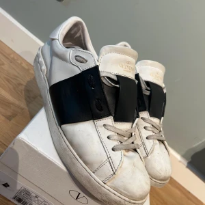 Valentino skor - skit snygga valentino skor.  skick 3,5/5. nypris 4700kr mitt pris 1800kr pga (använda/slitage)