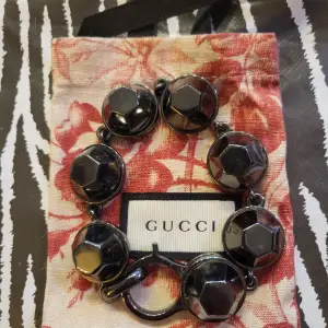 Säljer detta äkta gucci armbandet fick i present men de var fel storlek 