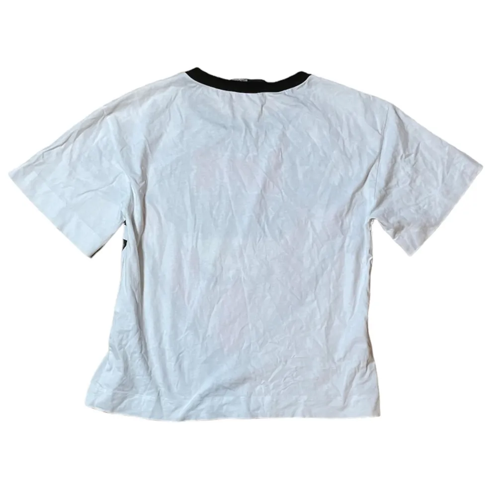En Love Moschino t shirt passar storlek S inga defekter eller fläckar skriv gärna om ni har några ytterligare 🦉❤️. T-shirts.